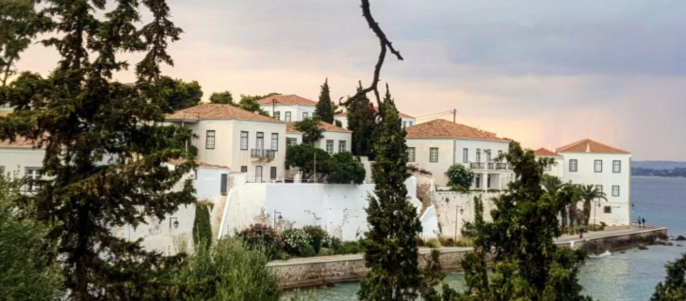 Έγκλημα στις Σπέτσες: Στα δικαστήρια του Πειραιά ο 22χρονος - Πως έμαθε ο πατέρας του ότι μαχαίρωσε τον 26χρονο